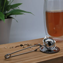 Afbeelding in Gallery-weergave laden, Blended Lifestyle theezeef theepot knijper met lekplaatje naast theeglas