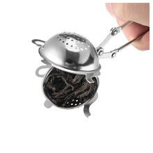 Afbeelding in Gallery-weergave laden, Blended Lifestyle theezeef in theepot vorm met knijpfunctie om hem te openen voor grove, fijne en zeer fijne theekruiden