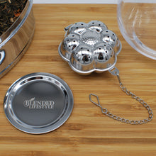 Afbeelding in Gallery-weergave laden, Blended Lifestyle theezeef bloem met lekplaatje op houten plank