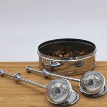 Afbeelding in Gallery-weergave laden, Twee Blended Lifestyle Theezeven in veervorm met verse theekruiden