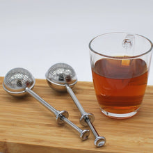 Afbeelding in Gallery-weergave laden, Blended Lifestyle theezeef in veervorm naast een kop thee