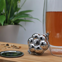 Afbeelding in Gallery-weergave laden, Blended Lifestyle theezeef in bloem vorm met lekplaatje naast theeglas
