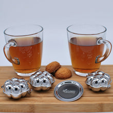 Afbeelding in Gallery-weergave laden, Blended Lifestyle theezeef bloem 3 stuks met lekplaatje naast twee theeglazen
