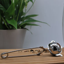 Afbeelding in Gallery-weergave laden, Blended Lifestyle theezeef theepot naast losse theekruiden op een houten plank
