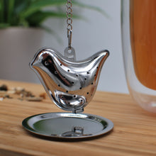 Afbeelding in Gallery-weergave laden, Blended Lifestyle theezeef vogel met lekplaatje naast theeglas
